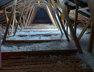 Zateplení stropu rodinného domu pomocí foukané izolace